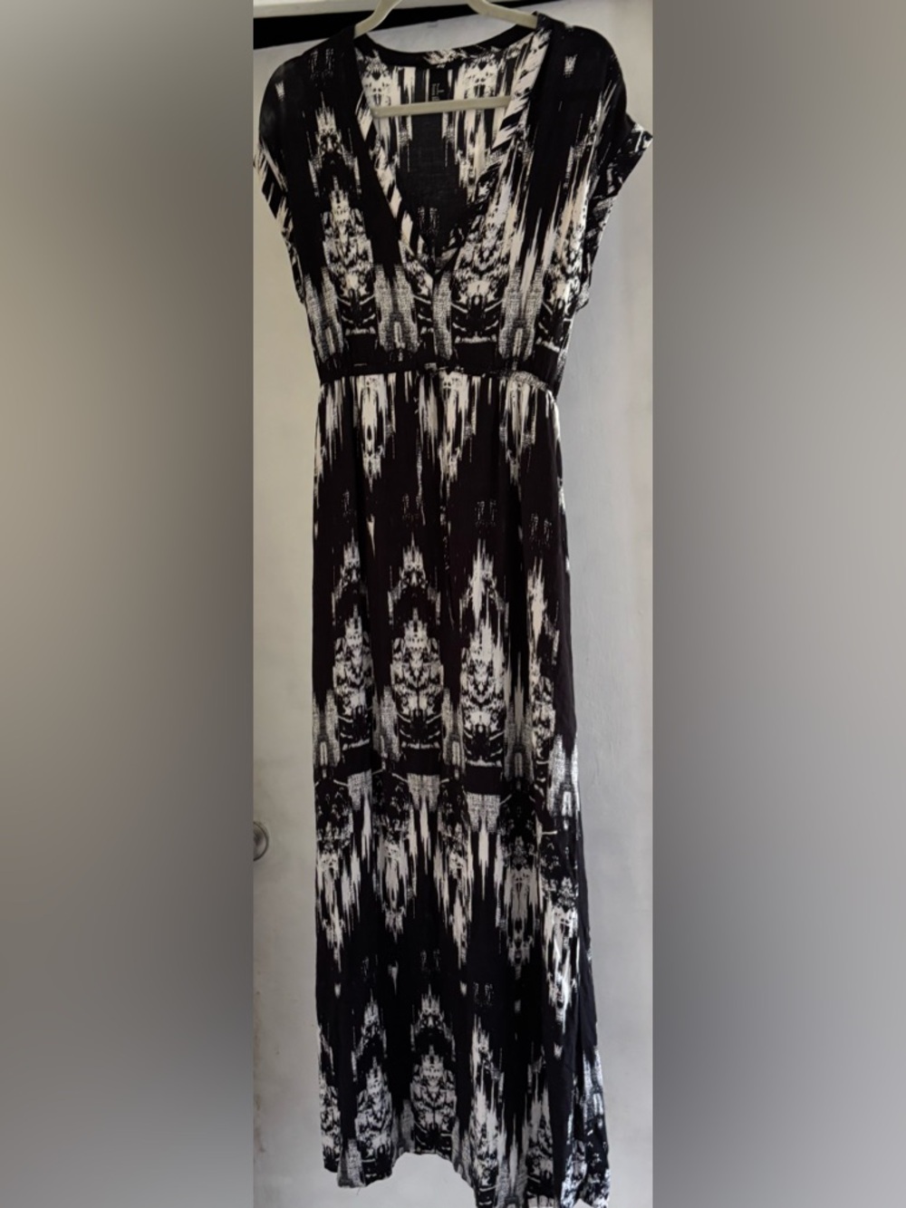 H&M black and white print maxi dress. Sz 8